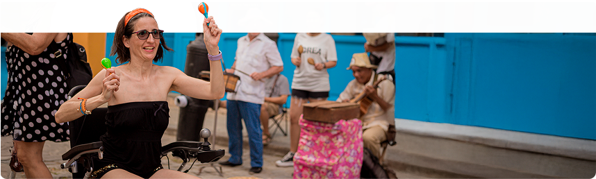 Persona con movilidad reducida feliz