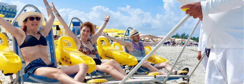 personas haciendo turismo accesible en playa