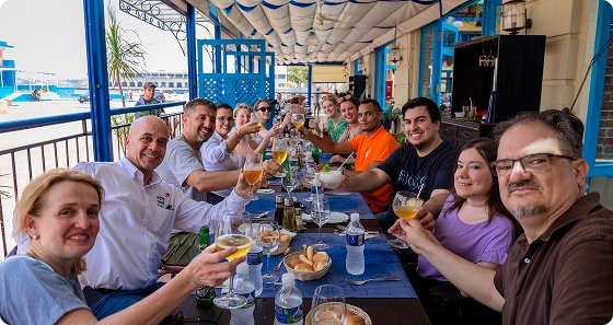 Personas haciendo turismo accesible